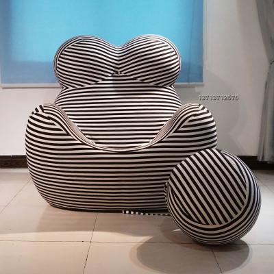 超大款原版比例 意大利設(shè)計(jì)師懷抱女人母子椅 圓球腳踏網(wǎng)紅展示椅